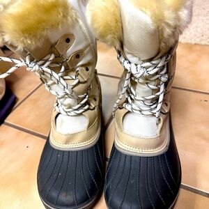 Women’s fluffy lined winter snow boots – size 9/10, only used a few times